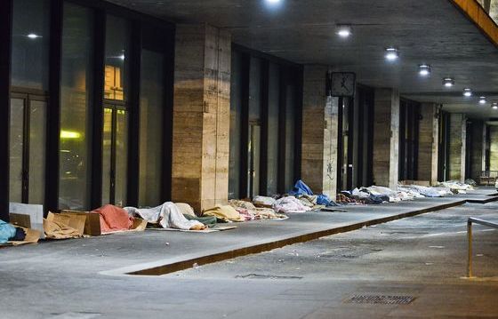 SOCIETÀ, emarginazione. Emergenza coronavirus e dramma dei senzatetto: come  vivono «gli ultimi» | insidertrend.it